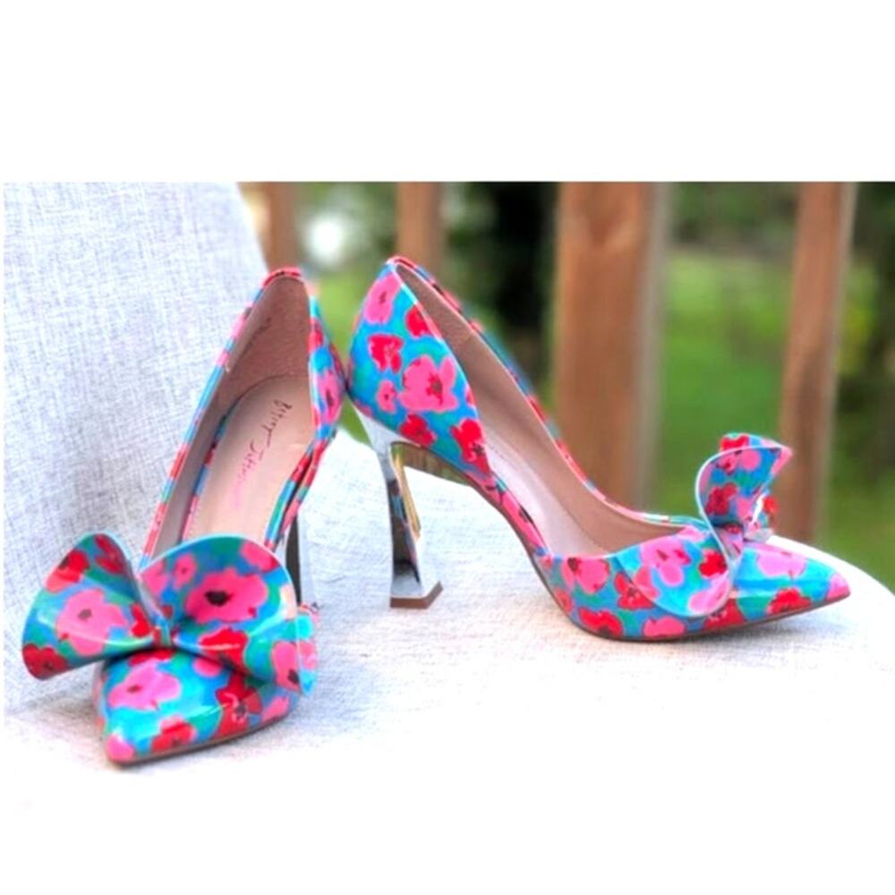 Betsey Johnson Nobble Bow D'Orsay Silver Heels Size 10M Pumps Floral Retro New - Picture 2 of 9